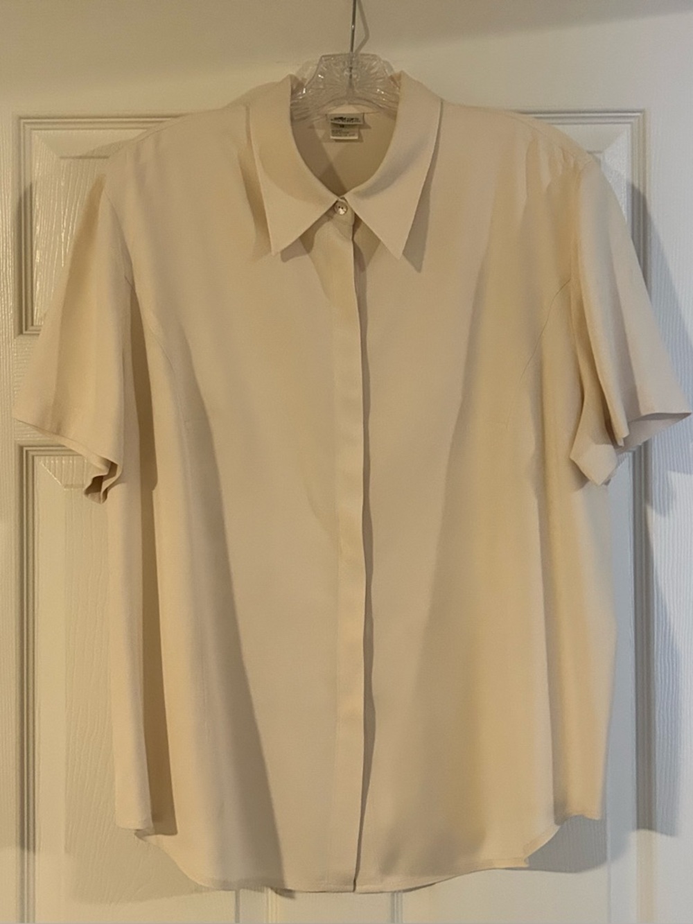 Norm Thompson Vintage Cream Silk Short Sleeve Button Up Blouse